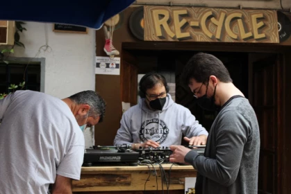 Il duo di DJ - Andrea Sturiale della Centrale Sound System e Stefano De Fazi - TheFuzzyBeat, insieme al fonico Alberto Burattini