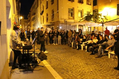 Lo show notturno di Fridays For Future/Rete degli Studenti Medi in piazza Saffi (Foto di Roberta Barletta)