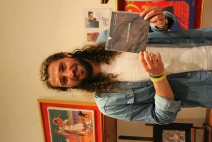 Francesco Di Iorio mostra orgogliosamente il CD di Escape Song (Foto di Roberta Barletta)