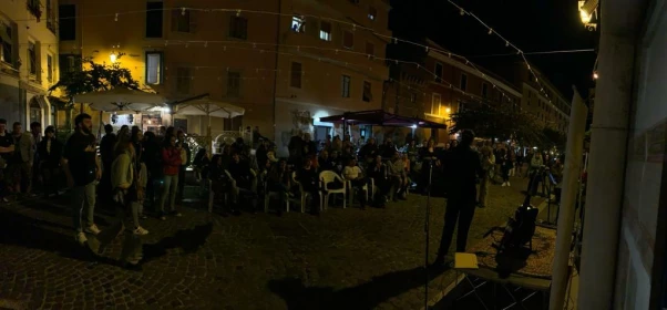 Il pubblico serale in piazza Saffi (Foto di Giulia Morroto)